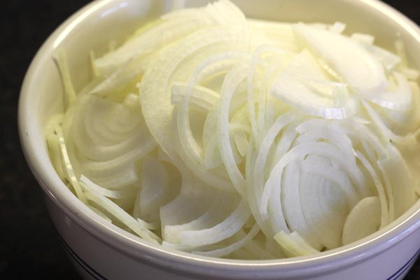 sliced-onions-for-onion-soup